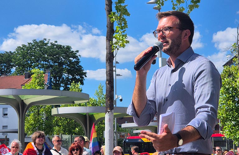 Bürgermeister Maximilian Bieri bei CSD-Kundgebung 2025