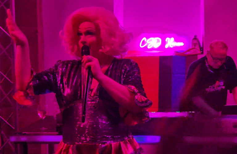 Tante Gladice bei CSD Party 2025